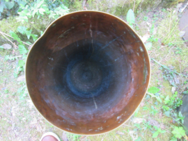 German cartridge Karlsruhe 1917, high 58 cm, diameter 15,5 cm weight is 5,5 kilo. Grote Duitse huls 1917 in deze maat zeer bijzonder