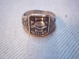 Swiss army ring. Zwitserse ring 1939-1940 GRENZ-SCHUTZ, met zilvermerken.