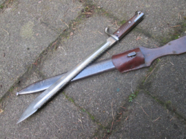 German M 1898/ 05 sawback bayonet maker Simson & Co. Suhl. spine dated 1915 under crown W. with scabbard and frog Hans Römer Neu- Ulm 1914 BAM 9 30. Duitse zaagrug Butcher bajonet in een zeer nette staat.