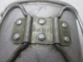 German drink cup, nicely marked. Duits Drinkbeker voorop de veldfles. mooi gemarkeerd met de maker Wilhelm berg. dit is een kwart liter beker uit aluminium welke je ook op je veldfles kon zetten.