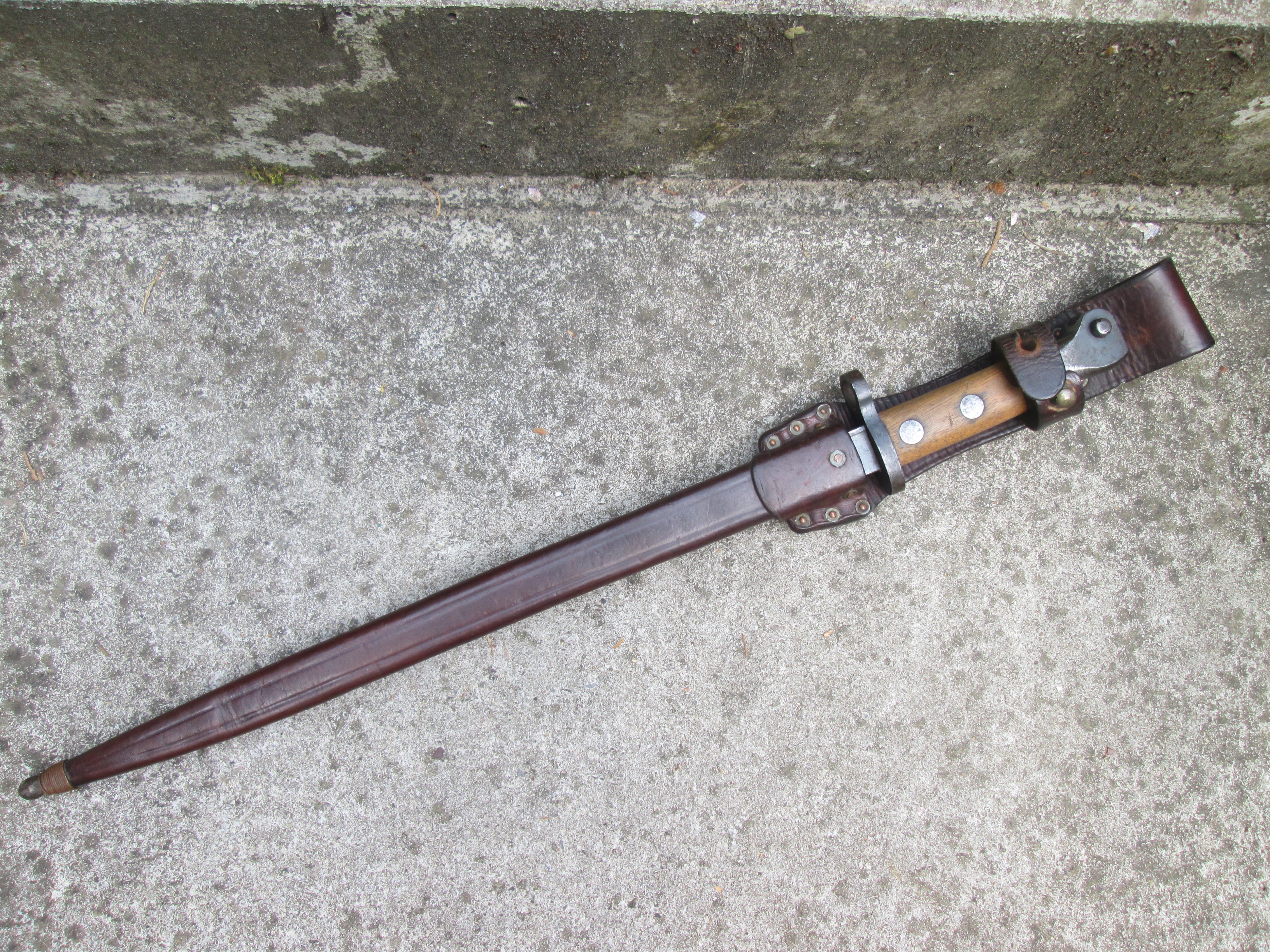 Dutch HEMBRUG bayonet with leathet scabbard.