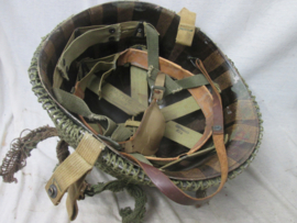US- Army paratrooper helmet front seam, fixed bail, with Westinghouse liner. nicely marked. Amerikaanse parahelm met binnenhelm, zeldzame set. leuk is dat de binnenhelm na de oorlog door de PATHE cinema's is gebruikt