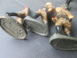 ELASTOLIN 11 Marching belgium soldiers with officer. 11 Marcherende Belgische soldaten met officier, goede staat.