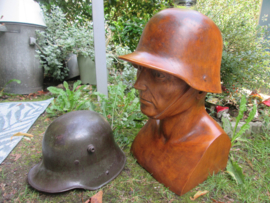 Wooden statue German soldier with steelhelmet 45 cm high. Houten buste van een Duitse soldaat. beeld voor de Staalhelmbund.