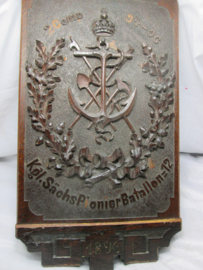German wooden plaque. Duitse plaquette uit hout gesneden 2e Compagnie Konigliche Sächsische Pionier Batallon Nr.1 afmeting 33 bij 20 cm.