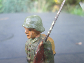 ELASTOLIN German marching soldier nice quality. Duitse soldaat die marcheert, goede staat.