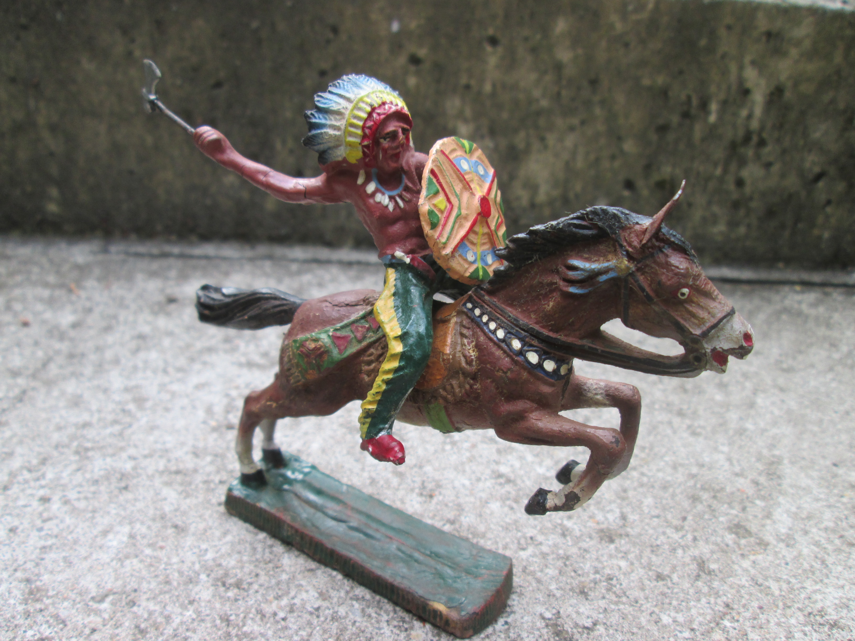 ELASTOLIN Indian on horse attacking with axe. Indiaan op paard in de aanval zeer nette staat. leuke decoratieve voorstelling.