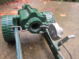 Metal gun, metalen kanon meccano British made met laad en richt mechaniek mooi model leuk gemarkeerd.