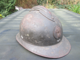 French helmet M1926. Franse helmet casque Adrianne M1926 met origineel 2e model infanterie helm embleem. gebruikt doch nette staat.