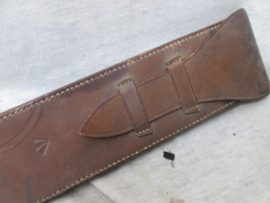 British Army Artillery , slide rule MK IV, made by Dring&Fage, London, dated 1917, in original leather pouch, both marked with Broad Arrow. Engelse artillerie meetlat 1917 compleet.