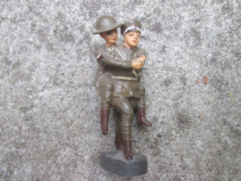ELASTOLIN American Red Cross soldier with wounded man. Amerikaanse rode kruis soldaat draagt gewonde. mint staat