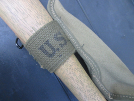 US Army pick- mattock intrenching and carrier. Amerikaanse pikhouweel M1910 in canvas hoes, perfecte staat mooi gemarkeerd met 1942 en 1944 datums TOP stuk.