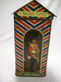 Moneybox as watchman´s hut. Blikken wachthuisje als spaarpot met twee soldaten en bovenop het embleem