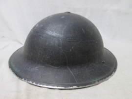 British steelhelmet Mk2 ,with early liner helmet and liner dated 1939. Engelse staalhelm Mk2 mooi gemarkeerd zwart overgeverfd voor politie troepen 1939 gedateerd. mooie complete helm.