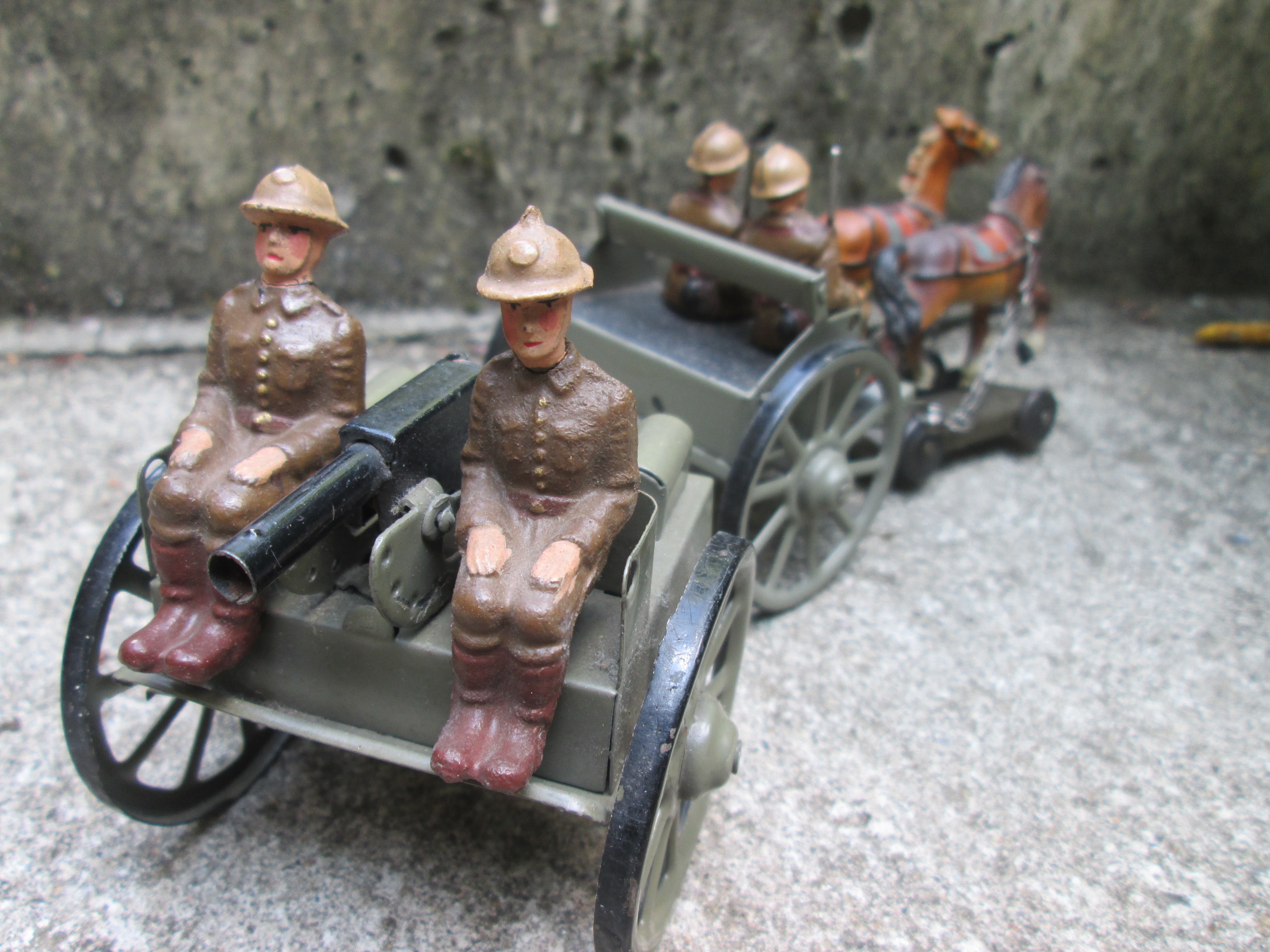 Blikken speelgoed, Belgische soldaten met kar getrokken door paarden met achterop een machinegeweer, zeer zeldzame en decoratieve set.