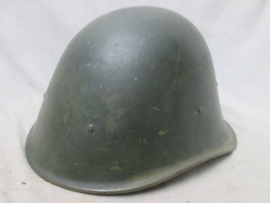 Dutch helmet M-1928. without lion badge in front and with German green paint. Nederlandse helm M-1928 met CM stempel 1933, zonder embleem, en met de Duitse groene kleur overgeverfd.