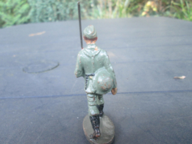 ELASTOLIN Marching German soldier. Marcherende Duitse soldaat met helm op de rug. goede staat.