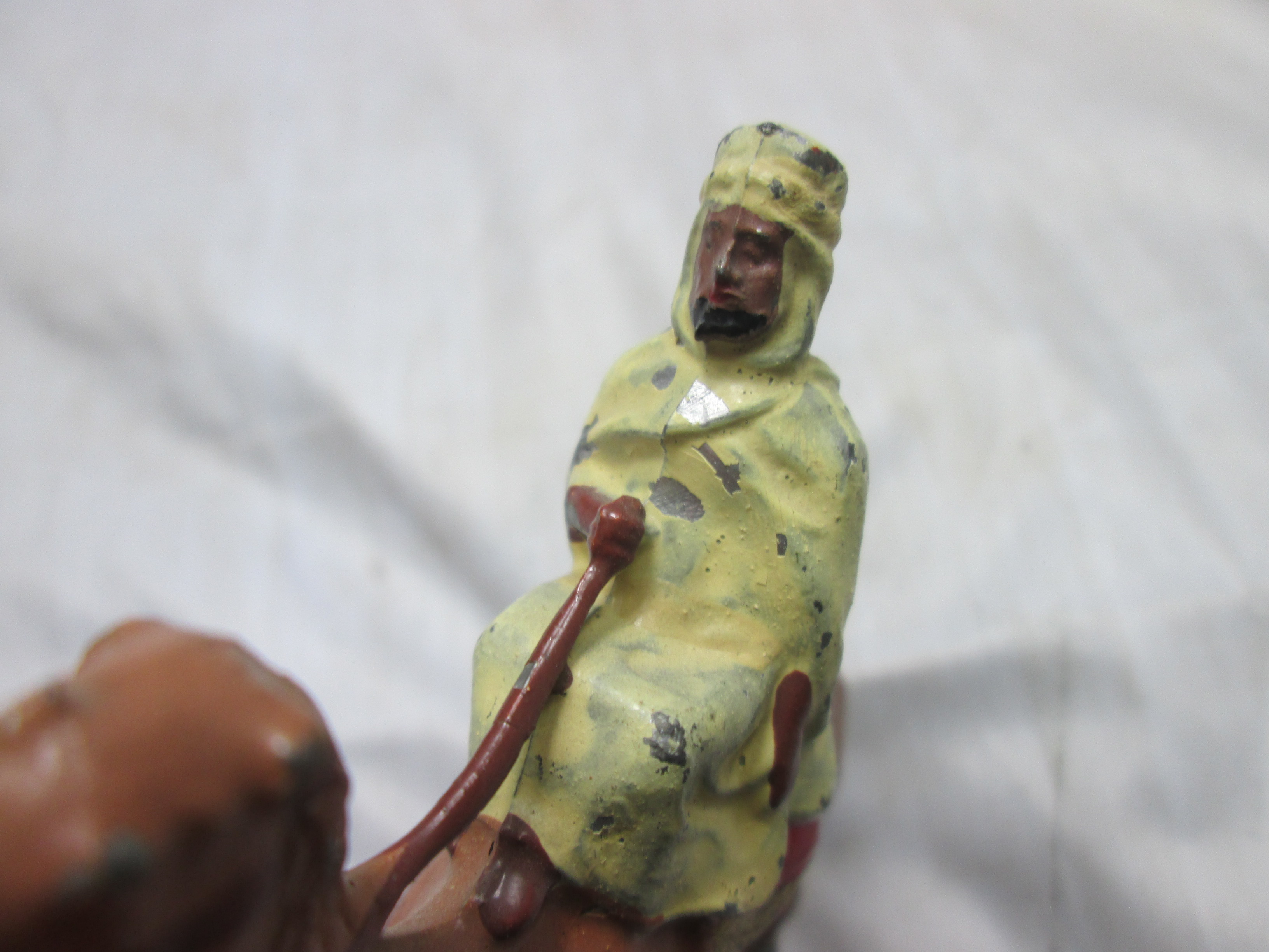 Tin Toy Arab soldier on camel. Tinnen soldaat Arabier op kameel gemerkt Britain made