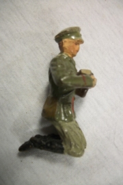 German toy soldier, eating bread. Duits speelgoed soldaat maakt zijn brood klaar apart