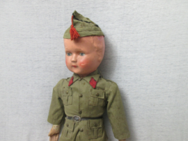 Play doll with a Belgium army uniform, 1930. Pop met een belgisch legeruniform en de typische bonnet de Police, kop gemaakt van Papier- Maché. pop is uit de jaren 30, decoratief en zeldzaam stuk.