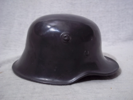 Duitse miniatuur helm Model 1916, zeer bijzonder is het formaat  15 bij 11 bij 9 cm. Dit is vrij groot, maar daarom is het ook een bijzonder press-papier. Zeldzaam stuk.