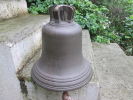 RAF Station bell ( Scrambled Bell ) nicely marked A.M. 1938 Air Ministry. Engelse RAF vliegveld bel 33 cm, brons met merkering, deze items zijn hedendaags zeldzaam. compleet met originele klepel diameter 33 cm.