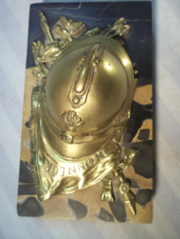 Inkwell French helmet on marble. Inktpotje, Vuurvergulde franse helm met vlag sabel en dergelijke op marmeren voet, gesigneerd TOP item.