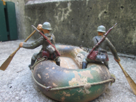 2 German soldiers on wooden boat with camouflage. 2 Duitse soldaten pioniers met peddels in een camouflage boot mooi geheel leuk apart item TOP