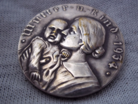 German tinnie, rally badge Mutter und Kind, 1934 met hersteller.