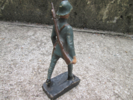 DURSO Dutch soldier, Nederlandse soldaat met geweer marcherend