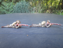 ELASTOLIN 2 British soldiers shooting, 2 Engelse soldaten schietend, goede staat.
