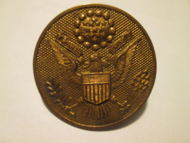 US-Army NCO cap badge. Amerikaans pet embleem manschappen, gemaakt  J.R.Gaunt New- York, made in England.
