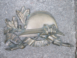 French memorial plaque UNC, with helmet. Frans bronzen herinneringsplaat van de UNC, afgebeeld de Franse helm Model 1915 met infanterie embleem, mooi decoratief stuk.