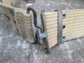 US- Army M1912 cavalery pistolbelt, very rare with sword holder. De wat zeldzamere variant van de pistolbelt is de cavalerie uitvoering M1912 nette staat. De riem is gedateerd 1916. met makers stempel. moeilijk leesbaar. met sabeldrager.