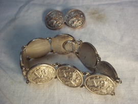 GERESERVEERD Bracelet and broche made of Dutch military buttons in wartime. Armband en broche gemaakt van Nederlandse legerknopen in bezettingstijd.