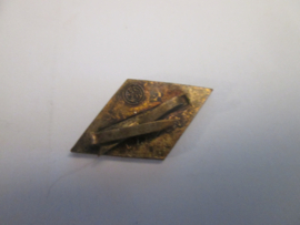 HJ Diamant for the dagger. RzM marked M1/171. HJ embleem voor de dolk, met splitpennen. RzM gemarkeerd M1/171 als nummer.