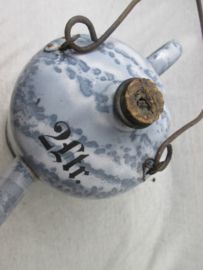Enamel oil can. Emaille kan voor 2 liter Petroleum, gotisch opschrift, zeer nette staat.