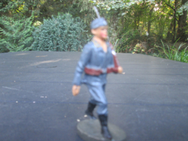 ELASTOLIN German luftwaffe soldier marching. Duitse luchtmacht soldaat marcherend. goede staat