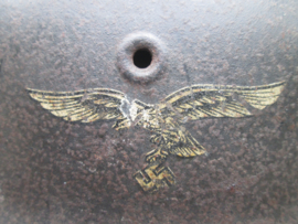 German Air Force helmet single decal original colour chinstrap nice condition. Duitse Luftwaffe helm met decal mooi onaangeroerde helm. in deze staat niet meer zo gemakkelijk te vinden. leren kinriem gemarkeerd.