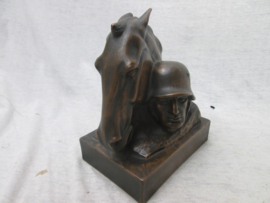 Very rare German statue made of china and bronse. (metalguss) Duits beeld, gemaakt van porselein, omhuld door een plaat koper/ brons. zeer bijzonder en zeldzaam Wehrmacht soldaat Cavallerie 15 x 12 x 8,5 cm.
