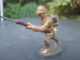 ELASTOLIN Belgium soldier attacking. Belgische soldaat in de aanval.