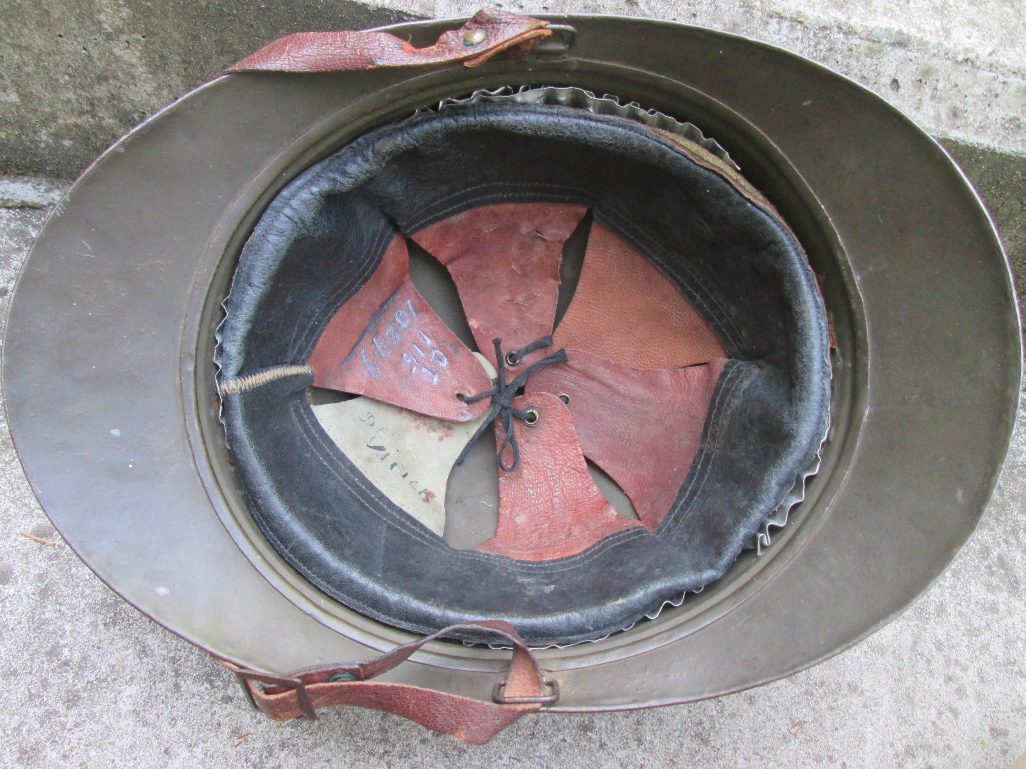 Belgium helmet M-1915. Belgische staalhelm M-1915, doorgebruikt tot de jaren 30, interbellum periode. Zeer nette staat en grote maat.