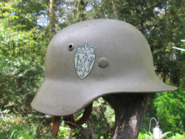 German model M-35 Norwegian helmet, complete with innerliner. Noorde helm dubbel decal Duits model 1935 maker ET-62.