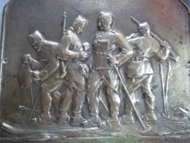 Bronze plaque with Austrian- German mountaintroops. Bronzen plaquette met Oostenrijks- Duitse bergjagers 20 bij 20 cm. zeer bijzonder.