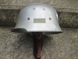 Swedish fire brigade helmet 1960/1970 with winter innerliner. Zweedse brandweerhelm met leren binnenwerk koud weer. apart stuk, worden moeilijk om te vinden.