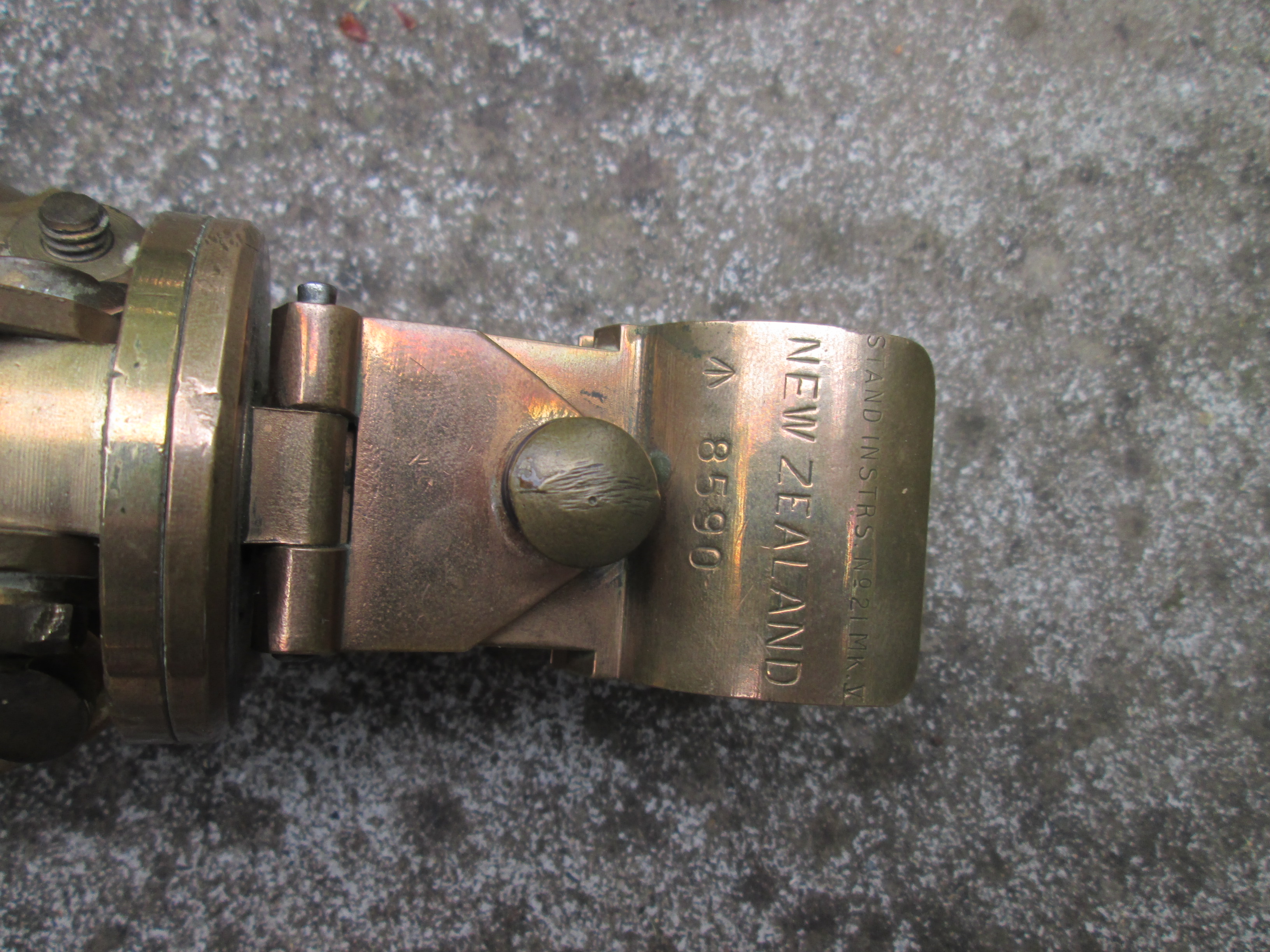British binocular on tripod. binocular is dated 1917 tripod is dated 1942 and made in new Sealand. Engelse uitschuifbare kijker op driepoot alles mooi gemarkeerd en gedateerd TOP stuk in deze staat optisch goed.