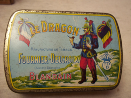 Blikken tabaksdoos, met het pakje tabak van Le DRAGON.