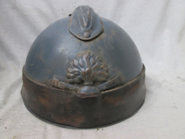 French modified Artillery helmet 1915. Gemodificeerde Franse helm Artillerie eenheden 1e model uit 1915, ZEER zeldzaam en curieus. voorscherm van de helm werd verwijdert om beter door de optische instrumenten te kunnen kijken.
