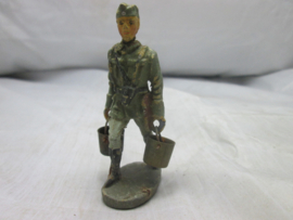 Elastolin toysoldier german soldier carrying 2 buckets. Speelgoed soldaatje Duitse soldaat die 2 emmers draagt.