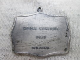 Austrian sporting medal 1915. Oostenrijkse sport medaille. Italie, die het bondgenoodschap verliet hier afgebeeld met een dolk stekend in de rug van de drie andere landen, zeldzaam stuk BUNDESTREUE - 1915.